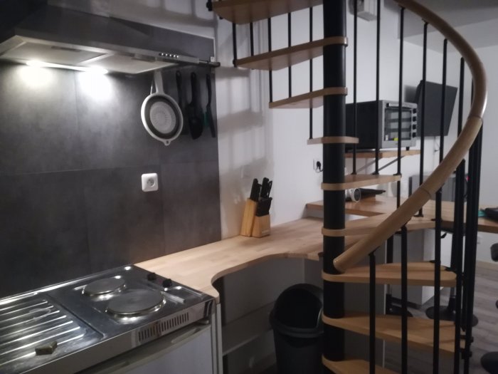 Plan de travail sur mesure en chêne avec etagere en melaminé, un arc de cercle présent afin de ne pas gêner la montée de l'escalier. L'espace kitchenette plus pratique pour cuisiner au quotidien. 